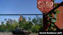 Tanc ucrainean rulând pe șosea în regiunea Donețk, în estul Ucrainei, 21 august 2022