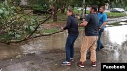 Градоначалниците се сликаа како расчистуваат по невремето, но без жолти чизми