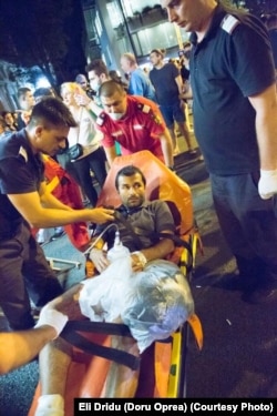 Protestatarul român Doru Oprea a ajuns la spital în noaptea de 10 august cu rămășițele unei grenade în picior. A avut nevoie de 10 zile de îngrijiri medicale.