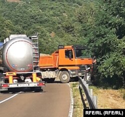 Një person i armatosur dhe me maskë në barrikadë në Jarinjë të Poshtme afër kufirit me Serbinë më 31 korrik, 2022.