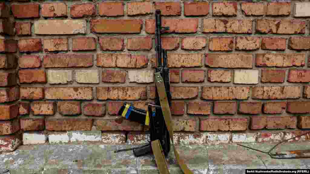 Синьо-жовта символіка на автоматі під час боїв під Бахмутом