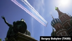 Російські штурмовики Су-25 на Червоній площі в Москві під час військового параду, ілюстративне фото