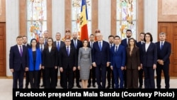 Președinta Republicii Moldova, Maia Sandu, președintele Parlamentului Moldoneav, Igor Grosu, și membrii noului guvern de la Chișinău. 