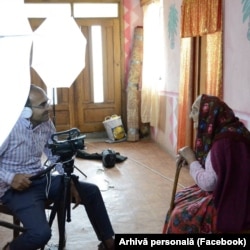 Sociologul Nicu Adrian Furtună, în timpul unui interviu cu Maria Căldărar, supraviețuitoare a deportării în Transnistria.