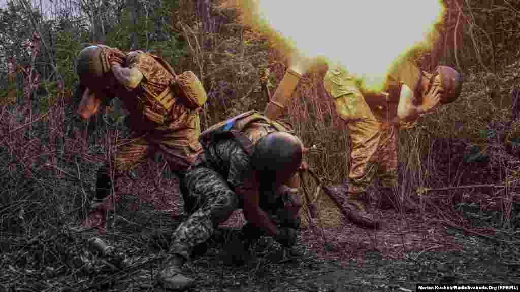 Українські військові ведуть вогонь із мінометів у Донецькій області, 10 серпня 2022 року.&nbsp;(Автор: Мар'ян Кушнір, кореспондент Радіо Свобода)