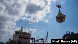 Орусия Украинага кол салгандан кийин анын Кара деңиздеги портторун флот аркылуу бөгөттөп, Киевдин дан азыктарын экспорттошуна мүмкүнчүлүк бербей койгон.