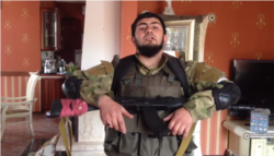 Доброволець Іслам у будинку секретаря Сєвєродонецької міськради Ігоря Буткова у Щедрищеві. Скріншот відео в телеграм-каналі Олександра Воложаніна