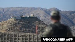 د پاکستان يو عسکر پر غلام خان پوله ولاړ دی. پخوانی انځور