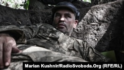 Українські військові під час артилерійського обстрілу в Донецькій області