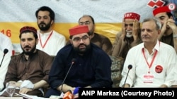 ايمل ولي خان او منظور پشتين په قامي امن جرګه کې. د اګست ۱۶مې انځور