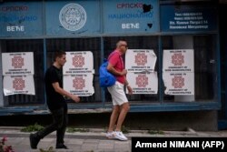 Građani u severnoj Mitrovici, avgust 2022. Tenzije između Srbije i Kosova porasle su krajem prošlog meseca kada je kosovska vlada objavila da lični dokumenti koje izdaje Srbija i registarske tablice vozila više neće važiti na teritoriji Kosova, kao što u Srbiji ne važe kosovski.