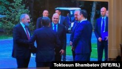 ЕАЭБге мүчө өлкөлөрдүн өкмөт башчылары. Чолпон-Ата шаары, 2022-жылдын 25-августу. 
