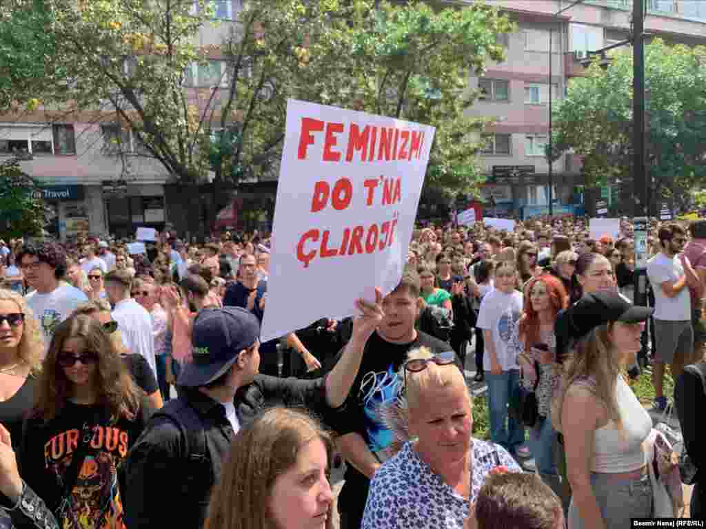 Protestuesit thanë se rasti i dhunimit së 11 -vjeçares në Prishtinë nuk është vetëm "një ngjarje e shëmtuar dhe e trisht", por "shpërfaqje e dhunës sistematike që vajzat dhe gratë në Kosovë e përjetojnë në baza ditore".