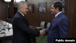 Министр обороны РФ Сергей Шойгу (слева) и министр обороны Армении Сурен Папикян (архивное фото)