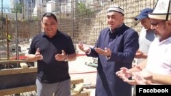 Муфтияттын  курулуп жаткан имаратына капсула салуу учурундагы сүрөт.