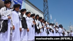 تصویر آرشیف: شماری از طالبان نوجوان 