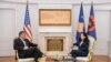 Fotografi nga takimi midis presidentes së Kosovës, Vjosa Osmani, dhe të dërguarit të SHBA-së për Ballkanin Perëndimor, Gabriel Escobar. 