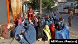 تعدادی از زنان و کودکان فقیر در کابل. 