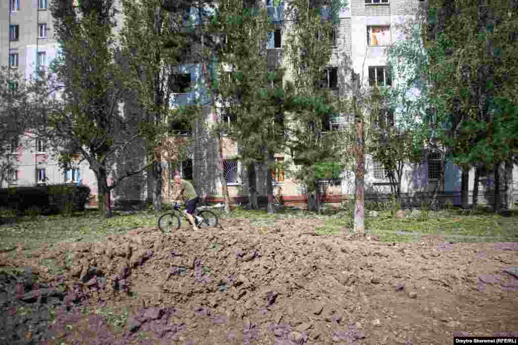 Біля місця вибуху зараз спокійно переміщуються люди