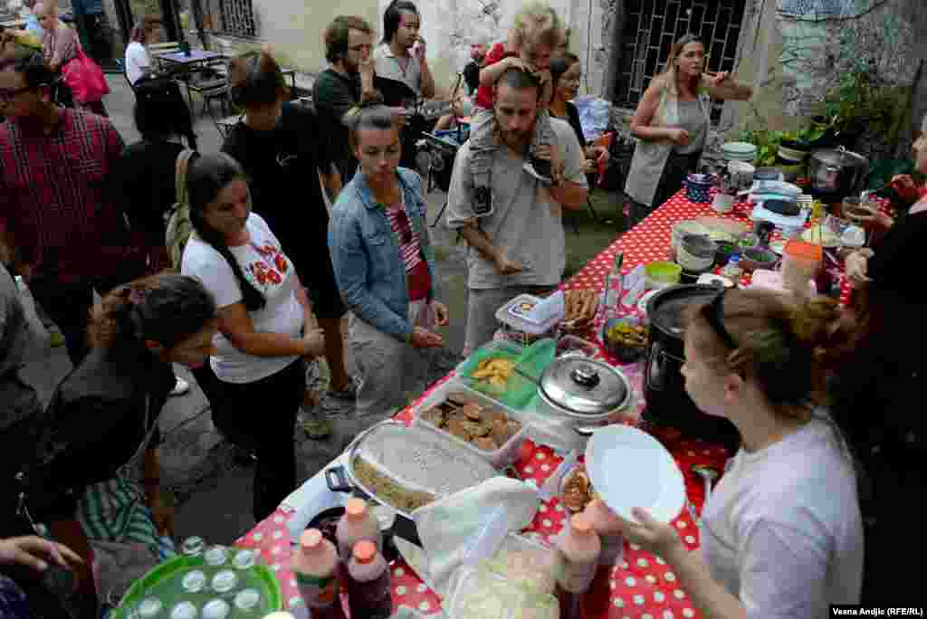Akciju je organizovalo neformalno udruženje "Rusi, Ukrajinci, Belorusi i Srbi zajedno protiv rata" a sav prihod od&nbsp;prodaje jela biće prosleđen kao pomoć ukrajinskim izbeglicama u Srbiji.
