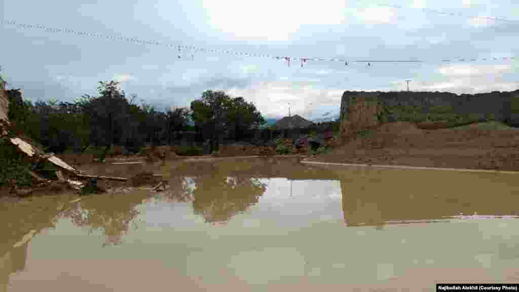 در این تصویر دیده می شود که برخی از خانه ها در ولسوالی خوشی لوگر در اثر سیلاب تخریب شده اند
