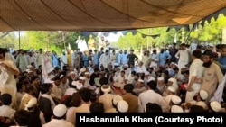 په پرلت کې د سياسي ګوندونو غړي، مدني فعالان او ځايي اوسېدونکي ګډون کوي. د اګست ۱۹مې انځور