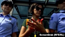 Liridona Sijarina në një prej protestave në Prishtinë kundër dhunës ndaj grave.