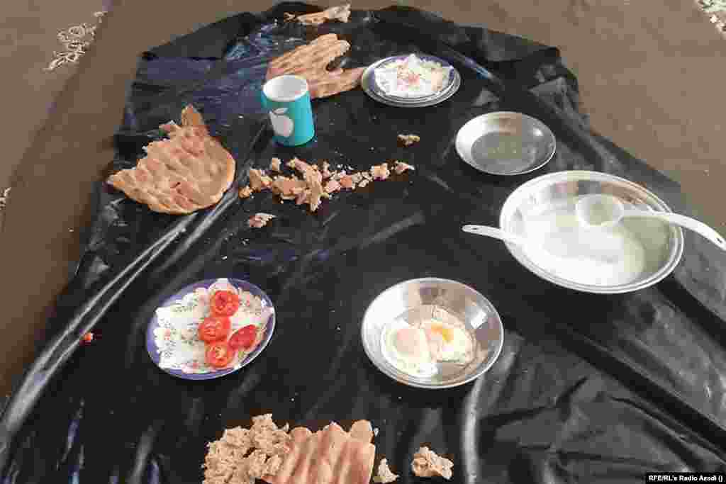 ​​​​​​حسیب&zwnj;الله د غور ولايت مرکز فېروزکوه ښار اوسېدونکی دی.&nbsp; "د طالبانو له واکمنۍ مخکې مې دنده او ګټه وټه درلوده. په ښه توګه مې کولای شول خپله کورنۍ تغذیه کړم. له بده مرغه هغه ورځې پای ته ورسېدې. خواړه ډېر ګران دي. زه له دې چې نه&zwnj;شم کولای د خپل ماشومانو د اړتيا وړ خواړه برابر کړم د شرم احساس کوم. دا مې په رښتیا ځوروي."