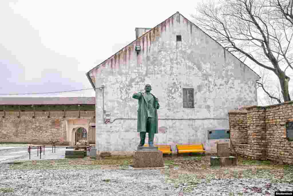 Пам'ятник Леніну, перенесений у 90-х роках із центру Нарви у це непримітне місце у міському замку Германа. Прес-секретар президента Росії Дмитро Пєсков заявив 5 серпня, що &laquo;ліквідація пам'ятиків тим, хто врятував Європу від фашизму обурлива. Не робить честі жодному народу, зокрема і Естонії&raquo;. Наразі, до кінця не ясно як діятимуть в Естонії. Проте меморіали, розташовані на цвинтарях очевидно чіпати не будуть. Інші ж пам'ятники ймовірно перенесуть на інше місце, як це робилося у минулому