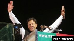 عمران خان په لاهور کې د یوې جلسې پر مهال د خپلو پلویانو د نعرو ځواب ورکوي - انځور له ارشیفه. 