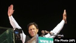 عمران خان په لاهور کې د جلسې پر مهال د خپلو پلویانو د نعرو ځواب ورکوي - پخوانی انځور. 