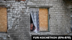 Жизнь региона, и так пребывавшего в состоянии войны, изменилась до неузнаваемости, а некоторые города были стерты с лица земли. На фото – жительница Волноваха, городка, который российские войска захватили одним из первых в 2022-м