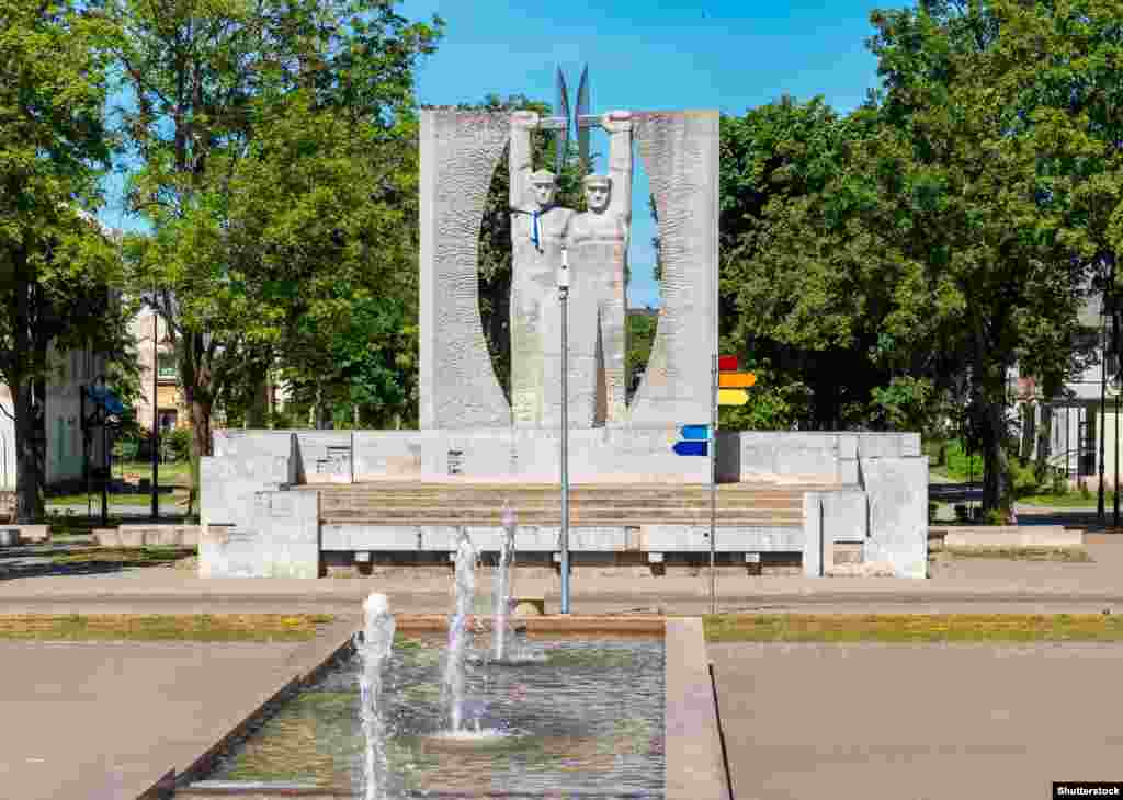 Пам'ятник &laquo;Слава праці&raquo; у центрі Кохтла-Ярве на північному сході Естонії. Каллас назвала російське вторгнення в Україну &laquo;відкритими ранами нашого суспільства, нагадуванням про які служать ці комуністичні пам'ятники&raquo;. Для багатьох естонців ці пам'ятники є символами півстолітнього гніту Москви, коли країна була окупована СРСР.&nbsp; За даними уряду Естонії, понад 75 000 естонців було вбито, ув'язнено або депортовано радянською владою у період з 1940 по 1991 рік