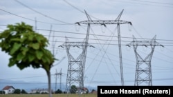 Shtyllat elektrike të tensionit të lartë afër Obiliqit. Fotografi nga arkivi.