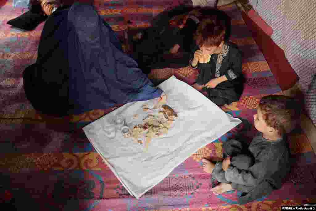 کونډه شوې زرمینه د دوو ماشومانو مور ده. زرمینه د هلمند ولایت مرکز لښکرګاه کې ژوند کوي. دا او ماشومان&zwnj;یې غرمنۍ کې اوبه او ډوډۍ خوري. د خوړو نړیوال سازمان په مارچ میاشت کې وویل چې ۱۰۰ سلنه هغه کورنۍ چې د ګټې وټې کسان&zwnj;یې ښځې وې، کافي خواړه نه&zwnj;لري. دغه کورنۍ د ۹ ملیونه کسانو تر ټوله زیات زیان&zwnj;منونکي کسان بلل کېږي او د خوړو نړیوال سازمان خبرداری ورکړی چې دغه کسان "قحطۍ ته ورته" وضعیت کې دي. 