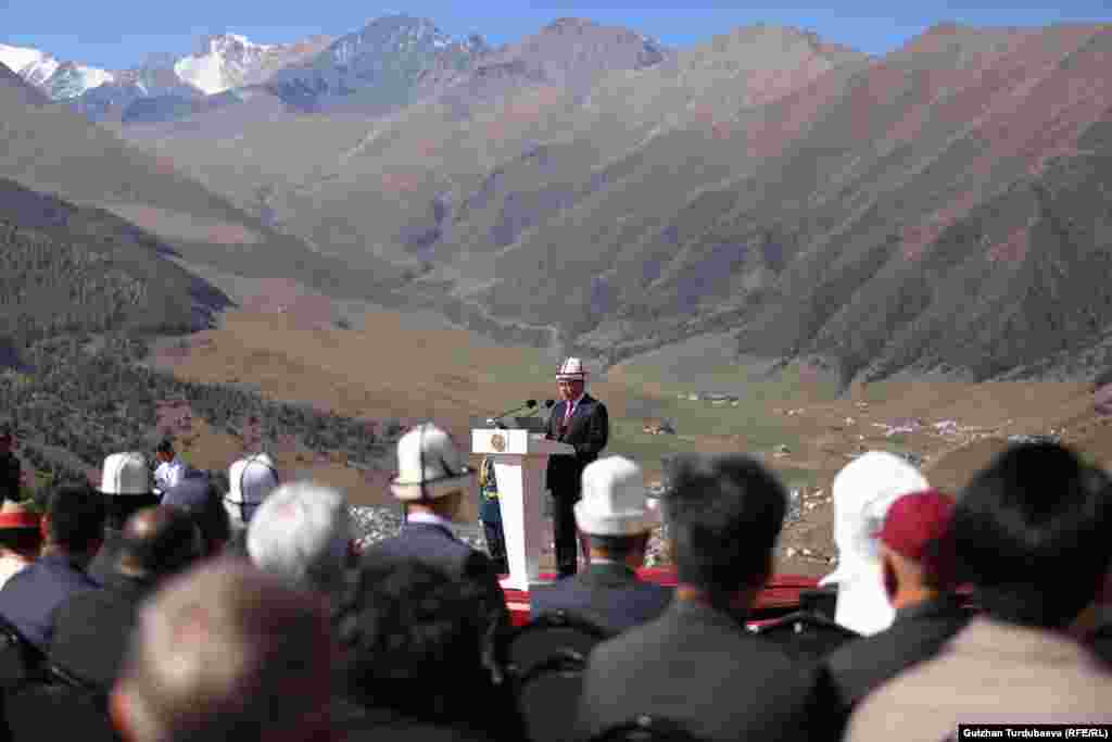 Президент Садыр Жапаров салтанатта сөз сүйлөп жатып Кумтөр жагдайына учкай токтолду. Анда кендин Кыргызстанга өтүшүн "чоң жетишкендик" катары сыпаттады.