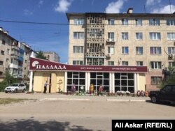 «Паллада» қару-жарақ дүкенінің алдына құрбан болған адамдарға қойылған гүл шоқтары. Ақтөбе, 8 маусым 2016 жыл.