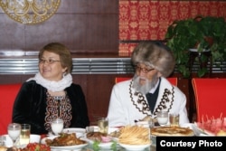 Жусуп Мамай жана Кыргызстандын мурдагы президенти Роза Отунбаева. Ак-Чий, КЭР. 27.6.2012.