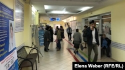 Емхана дәлізіндегі адамдар. Қарағанды облысы Теміртау қаласы. 17 қыркүйек, 2019 жыл. Азаттық архивіндегі сурет.