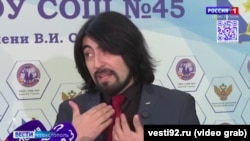 Игнасио Гомез Урра во время выступления в севастопольской школе №45. Скриншот кадра видеорепортажа телеканала «Вести Севастополь»