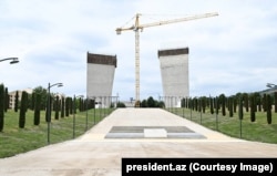 Таулы Карабахның Ханкенди шәһәрендә төзелүче "Җиңү аркасы". Элек шәһәр Степанакерт дип аталды.