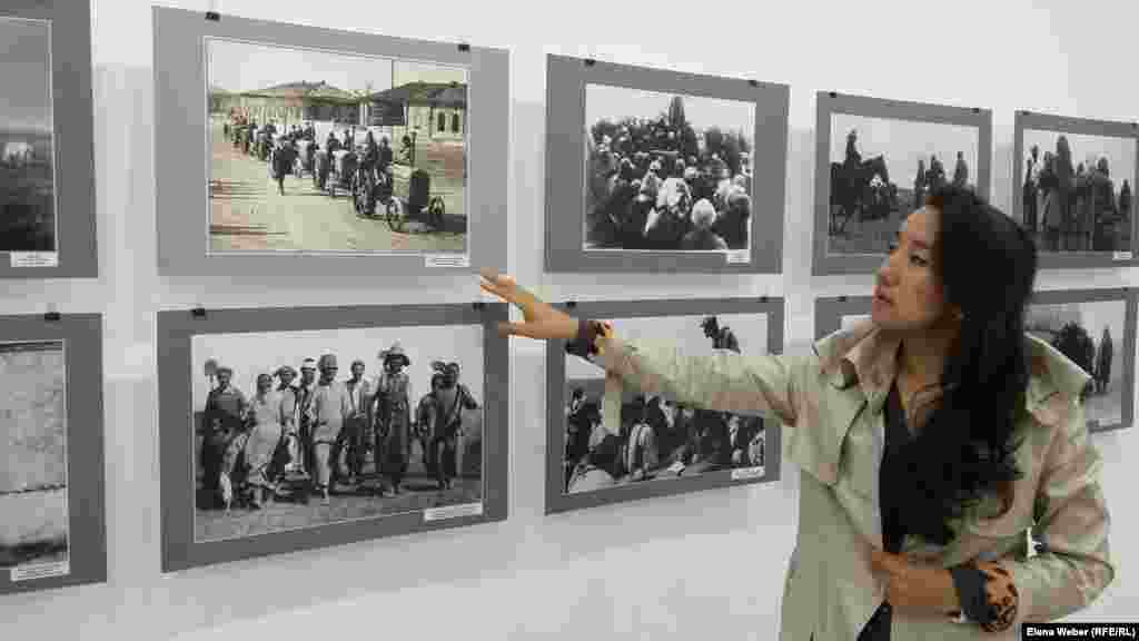 "Ашаршылық ауыртпалығы" фотосуреті. Мұражайда осы тақырыпқа фотограф Дмитрий Багаевтың Павлодар аймағындағы Ертіс өзені бойында түсірген жеті деректі фотосурет қойылған. Алайда мұражай қызметкерлері фотокөрмені "Объективте: Қазақстандағы ашаршылық" деп атауды ұйғарған. Себебі, ашаршылық жылдары мұндай жағдай Қазақстанның барлық аймағында болған дейді олар. - Мына суретте қаладан қуған соң кетуге мәжбүр болған қазақтардың кейін қайта оралғаны, бірақ қалада ешнәрсе өзгермегені көрсетілген. Жол-жөнекей жалғыз атын сойып жеген соң олар өздері арбаға жегіліп, сүйреген, - деп әңгімелейді Долинка кентіндегі Саяси қуғын-сүргін құрбандары мұражайының қызметкері Әйгерім Тоқтарова.