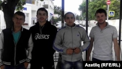 Сөргенлек корбаннарын искә алу чарасында катнашкан егетләр