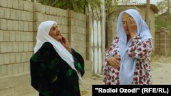 Марзиямо Шарифова (слева) с соседкой