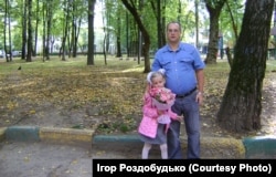 Бабусі давно вже нема в живих, але про неї нагадує моїй родині береза, яку вона посадила колись під вікном нашої квартири. Щороку, 1 вересня, я фотографуюся під цим деревом разом із дочкою, коли вона йде перший раз до школи