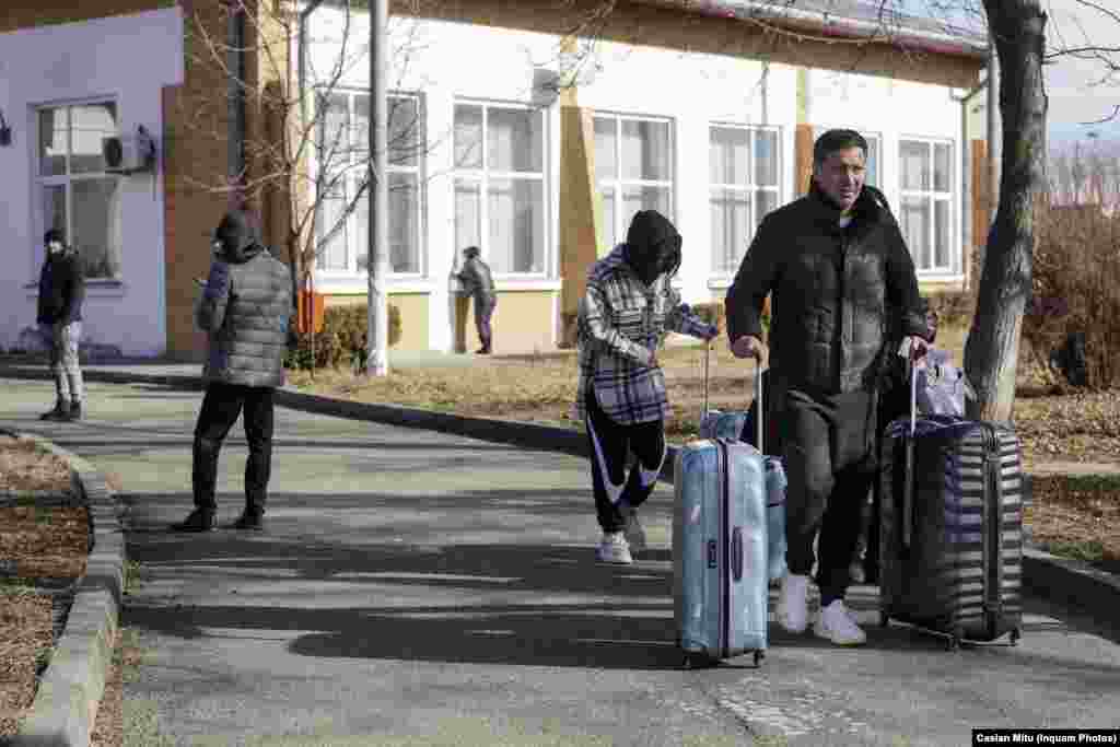 Joi și pe parcursul întregii zile de vineri ucraineni și-au părăsit țara, unii trecând pe jos în țările vecine. Imagine din punctul de frontieră Siret, România, 25 februarie 2022.