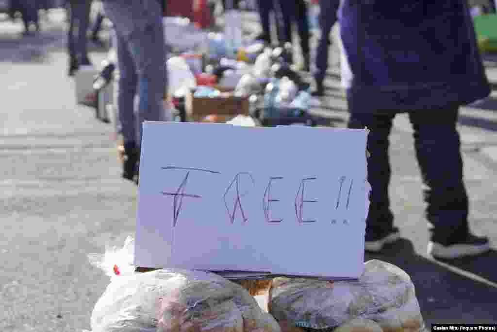 Românii au mers la graniță cu apă și alimente pentru cei care au venit din Ucraina în a doua zi a războiului ordonat de Vladimir Putin. Siret, 25 februarie 2022