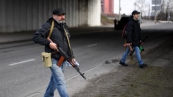 25 февраль куни Киевни Россия ҳарбийларидан ҳимоя қилишга кўнгилли равишда қўшилган фуқароларга қурол тарқатилди.