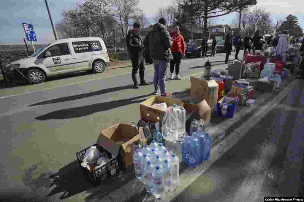 Românii au mers la graniță cu apă și mâncare pentru cei care au venit din Ucraina în a doua zi a războiului ordonat de Vladimir Putin. Siret, 25 februarie 2022