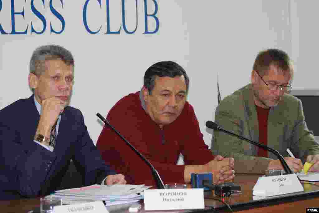 Жовтистің жақтастары баспасөз мәслихатын өткізіп отыр. - Адвокат Виталий Воронов, қоғамдық қорғаушы Дос Көшім және Сергей Дуванов  адам құқығын қорғаушы Евгений Жовтисті қолдап баспасөз мәслихатын ұйымдастырды. Алматы, 22 қазан 2009 жыл.